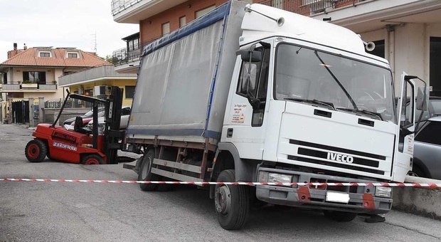 Ascoli, si apre una voragine in strada: camioncino e muletto restano prigionieri