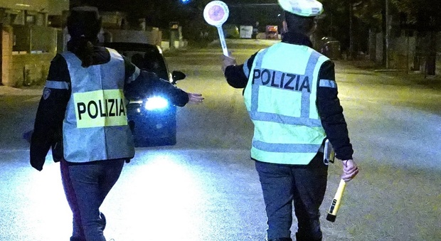 Roma, provocano due incidenti e scappano a piedi sul Gra: due arresti, caccia al terzo uomo