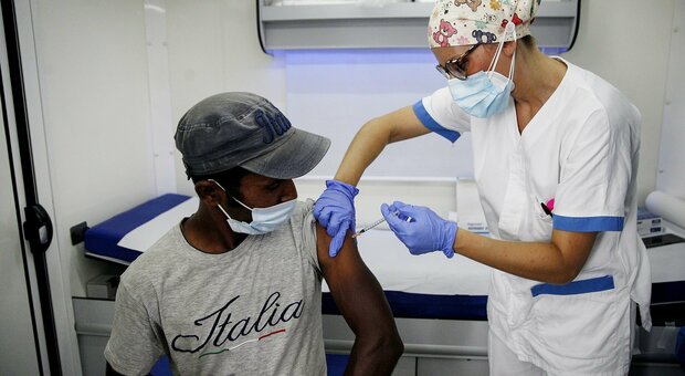 Lazio, il 70% degli over 12 ha completato il ciclo vaccinale. D'Amato: «Un risultato importante»