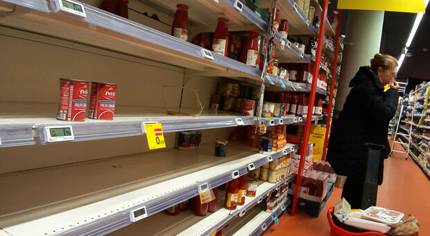 Napoli, nei supermercati spariscono pasta e olio a causa della guerra e del caro carburanti
