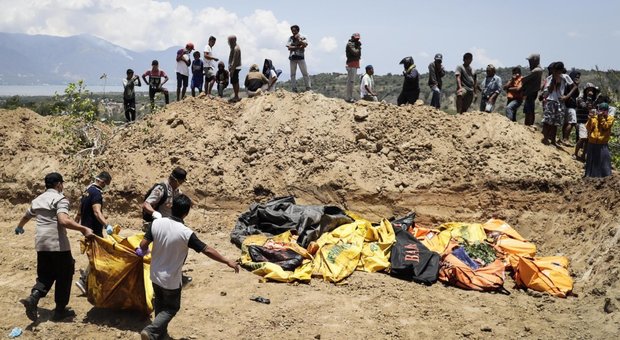 Terremoto e tsunami in Indonesia, trovati oltre 1.200 cadaveri