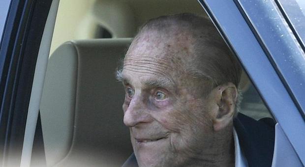 Il principe Filippo a 97 anni rinuncia alla patente: fatale l'ultimo incidente