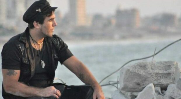 «Restiamo umani»: a Caserta si ricorda il messaggio di Vittorio Arrigoni, scrittore, attivista e reporter