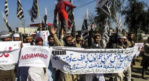 Pakistan, scontri in manifestazione contro Charlie Hebdo: fuori pericolo il fotografo Afp