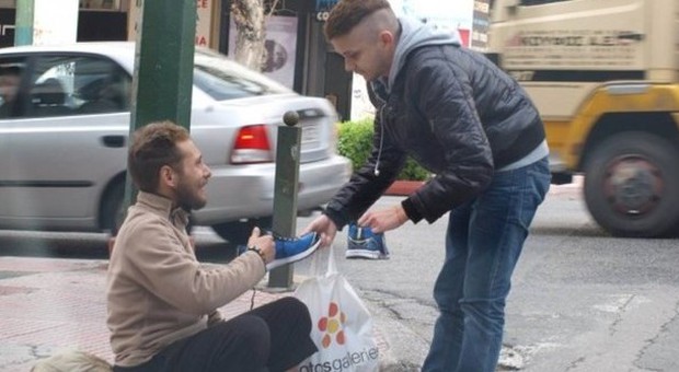 Grecia, regala un paio di scarpe a senza tetto: foto diventano virali