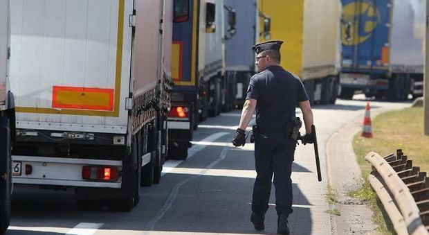 Migranti, due minorenni nascosti in un camion frigorifero salvati dai carabinieri a Venezia