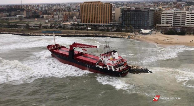 Bari, mercantile arenato si incrina e imbarca acqua: in corso evacuazione equipaggio