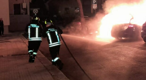 Incendio auto nella notte in centro a Lecce: evacuata palazzina
