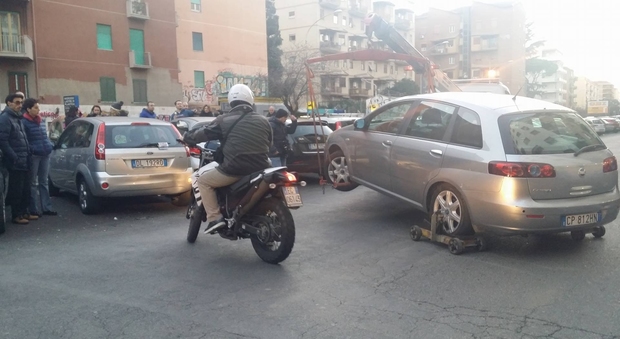 Roma, carro attrezzi del Comune “perde” l'auto: passanti rischiano di essere schiacciati, danni a quattro vetture