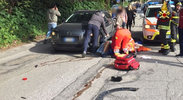 Scontro frontale tra auto e scooter Due giovani portati in ospedale