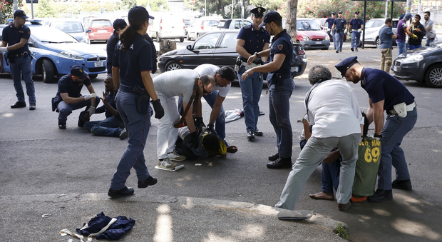Rapina choc alla stazione Tiburtina, passante massacrato di botte: è grave, presi due romeni