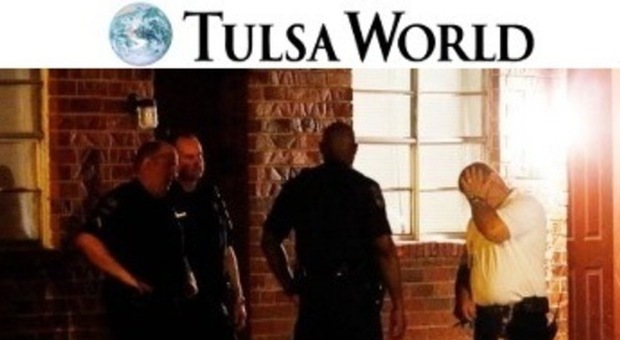 Poliziotti sconvolti davanti al luogo dell'omicidio (Tulsa World)