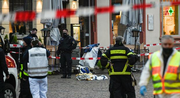 Germania, auto sulla folla: quattro morti tra cui un bambino e 30 feriti. La polizia: «Non escludiamo alcuna pista»