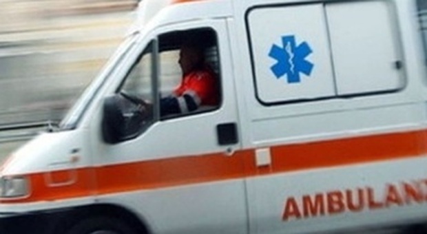 Napoli, colpisce un’ambulanza con una mazza da baseball durante una rissa: denunciato