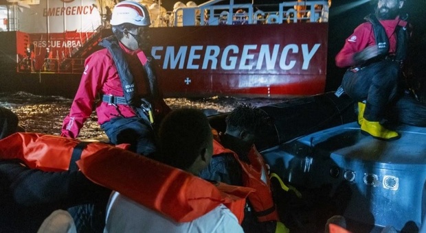 Migranti, concluso il soccorso del barcone alla deriva: in 399 in arrivo nel porto di Brindisi. Sbarco previsto per venerdì