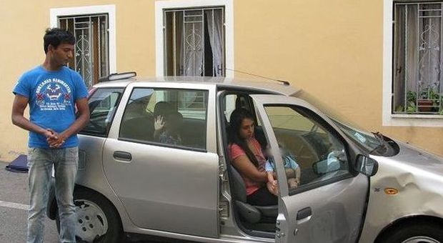 Alcune famiglie straniere in attesa di una casa sono costrette a dormire in luoghi di fortuna come l'auto