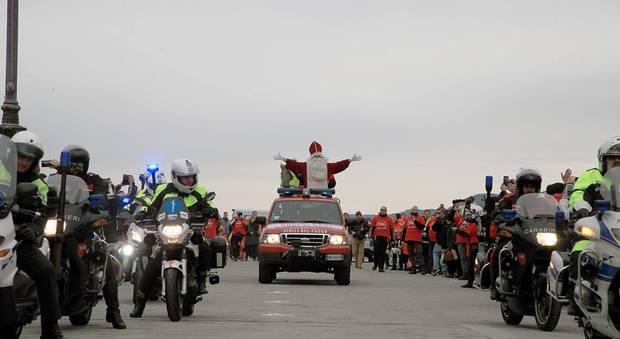 San Nicolò scortato da 500 motociclisti consegna i doni ai bimbi