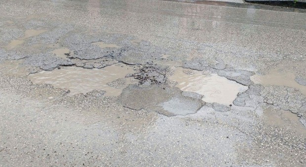 Piogge e gelo, strade piene di buche: pericoli sull'asse Casoria-Arzano