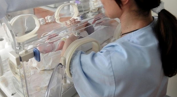 Donna in coma da tre mesi partorisce una bimba: nascita miracolosa