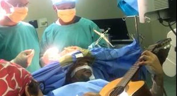 Il jazzista Manzini suona la chitarra mentre lo operano al cervello Il video fa il giro del web