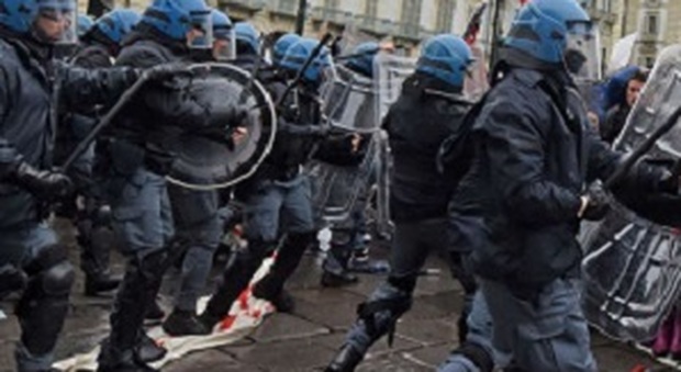 Tre poliziotti feriti a Torino nell'assalto degli antagonisti al convegno del Fuan sulle foibe: 4 fermati