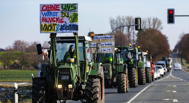 Agricoltori tedeschi, la protesta scuote la Germania. E nei cortei si infiltrano "I cittadini del Reich"