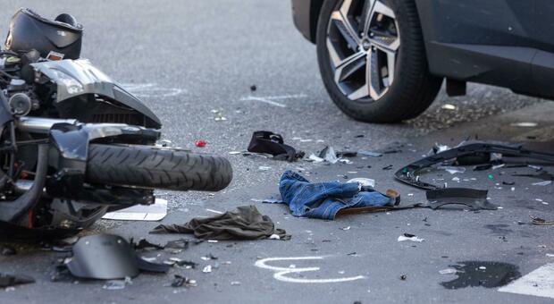 Napoli, incidente auto contro scooter: grave un 53enne