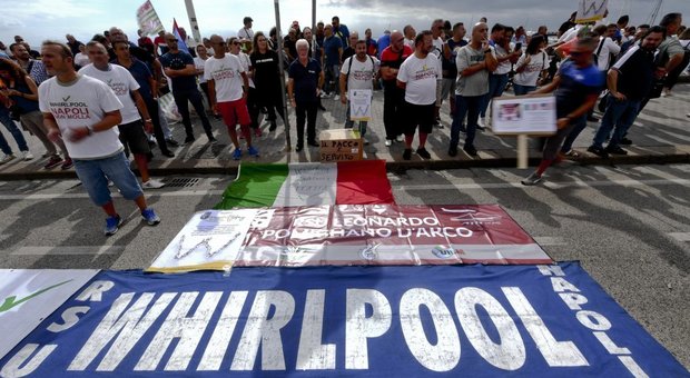 «No alla chiusura di Whirlpool Napoli», martedì assemblea dei sindacati a via Argine