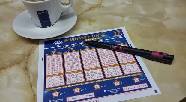 Acquista un biglietto della lotteria e vince 190 milioni di euro: caccia al fortunato