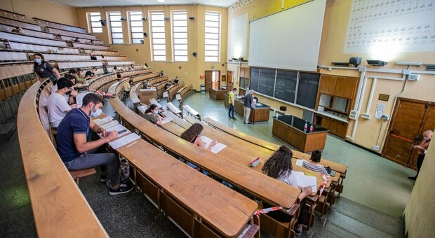 Covid, nel Lazio pronta nuova stretta: lezioni a distanza in licei e università, stop allo sport per gli under 18