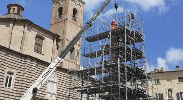 Piazza Federico II saluta l’obelisco: il centro storico della città cambia volto