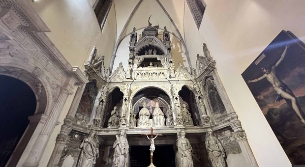 L'interno della chiesa di San Giovanni a Carbonara