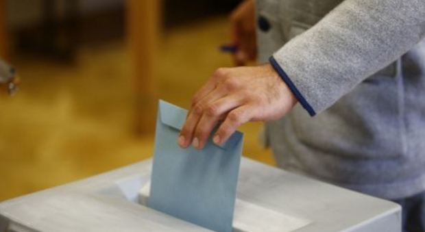 Austria al voto: testa a testa per la presidenza, l'ecologista Van der Bellen sorpassa Hofer