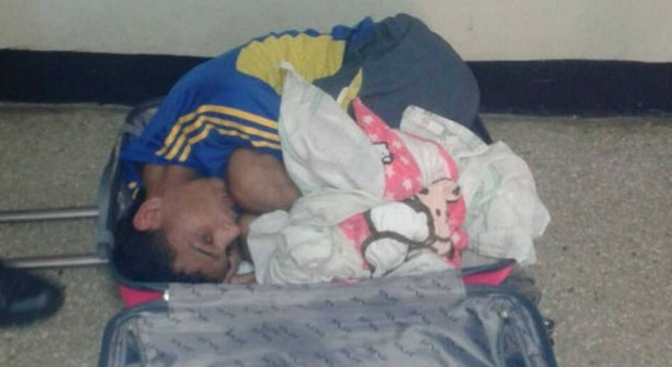 Venezuela, tenta di far fuggire il fidanzato dal carcere stipandolo in un trolley: arrestata