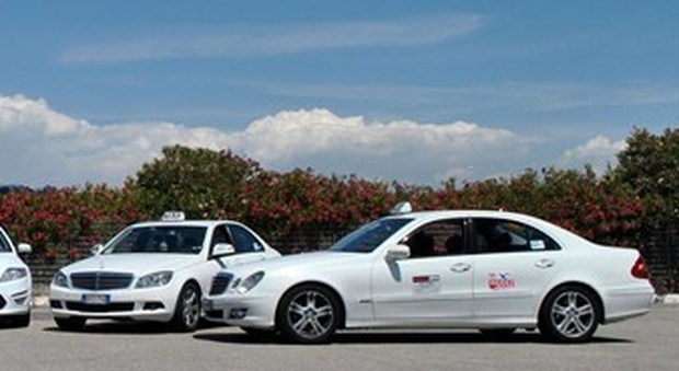 Quarto giorno senza taxi: una centrale schiera 50 auto bianche per le fasce deboli