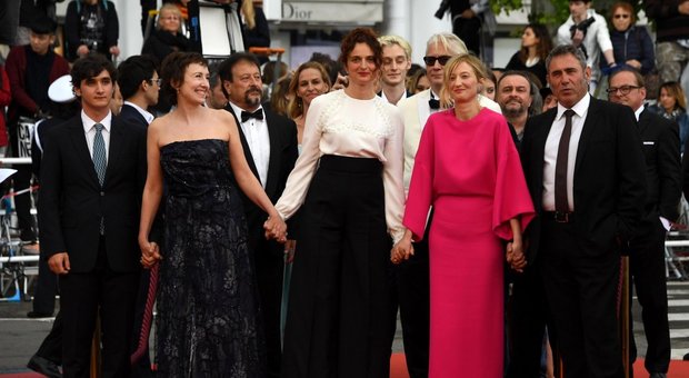 Cannes, 10 minuti di applausi per il film di Alice Rohrwacher: la sorella Alba si commuove. E irrompe Benigni