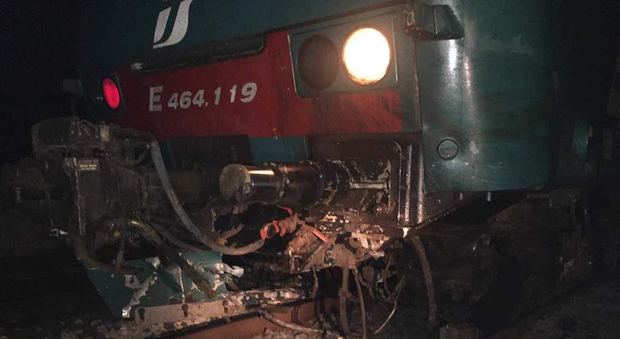 Trattore abbandonato sui binari: due treni lo travolgono. Paura per i passeggeri del Frecciargento Lecce-Milano