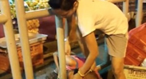 Thailandia, tiene fermo il figlio con un piede in testa e lo lega alla ringhiera: la punizione choc sotto gli occhi dei passanti indifferenti