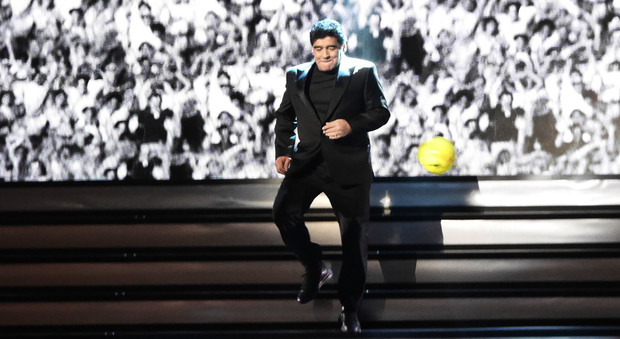 Maradona, lo show al San Carlo in tv. «E a giugno torna a Napoli»