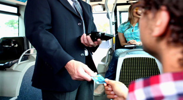 Gli autisti dei bus protestano: «Non possiamo essere noi gli "sceriffi" dei mezzi pubblici»