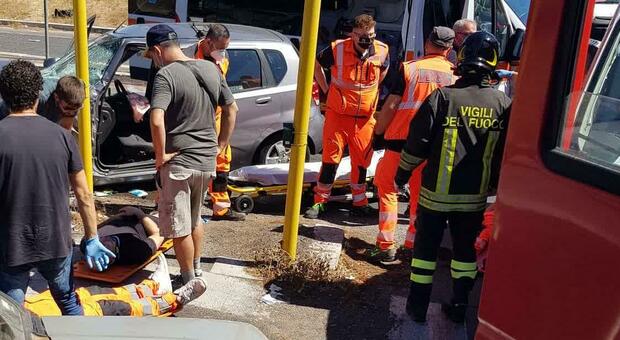 Roma, schianto tra un'auto e un'ambulanza: tre feriti gravi