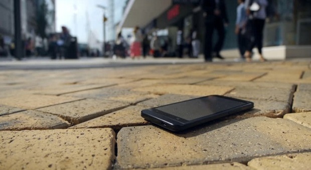 Roma, 17enne perde il telefonino in strada: uno sconosciuto lo raccoglie e lo consegna a un gommista. Ecco come lo ha recuperato