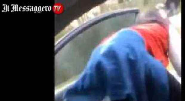 Twerking spericolato, ragazza rotola fuori dall'auto in corsa: il video diventa virale