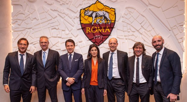 Roma, Totti inaugura la nuova sede. Il premier Conte: «Lo stadio? Mi auguro presto il via al cantiere»