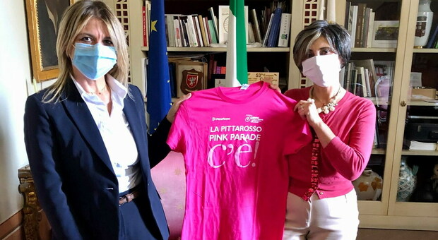 La Pink Parade anche a Orvieto. Consegnata la maglia alla sindaca Tardani: «Orvieto c'è»
