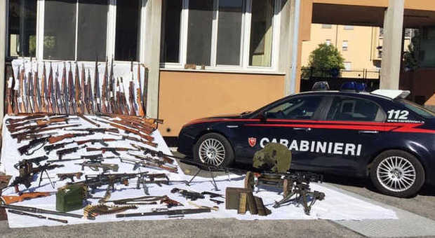 Maxi-sequestro di armi da guerra: arsenale da 2 milioni di euro, 8 arresti -Guarda