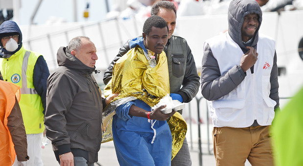 Salerno, attracca la nave carica di migranti: mare agitato, urtata la banchina