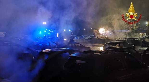 Roma, incendiate 50 automobili nella notte a Tor Cervara