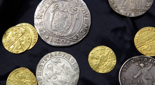 «Mi hanno rubato monete antiche per 200mila euro», ma era tutta una farsa