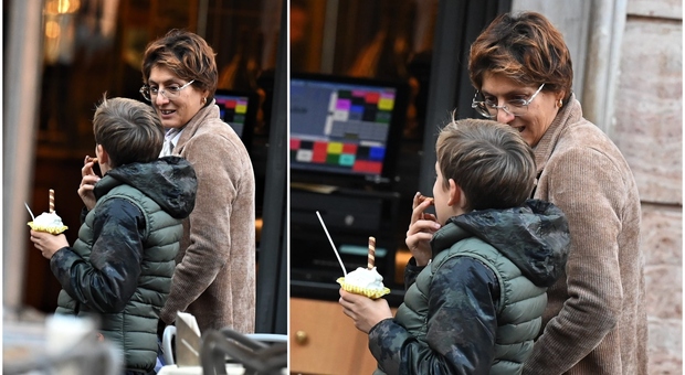 Bongiorno come Meloni, mamme al potere: nel tempo libero prende un gelato con il figlio al centro di Roma FOTO